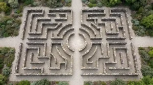 Kleines Steinlabyrinth mit einem zentralen Weg in der Draufsicht